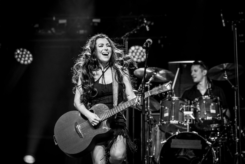 Jessica Lynn country singer on stage