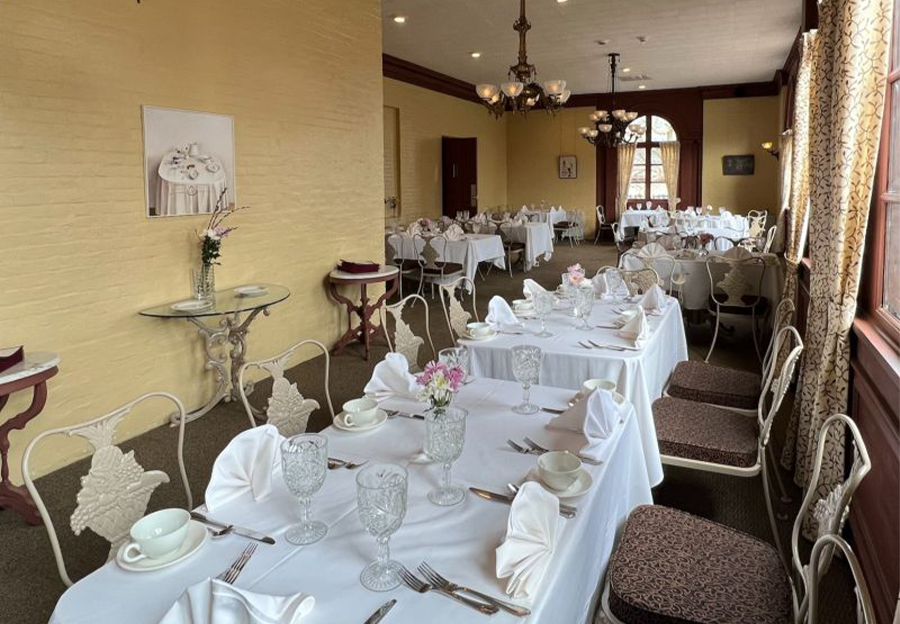 dining room with bunch of chairs and set up nicely